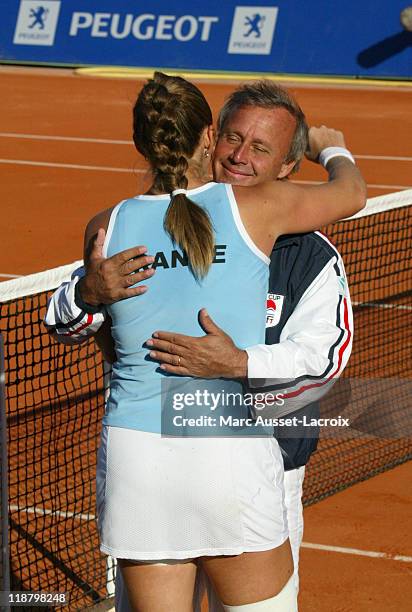 Federation Cup Final France vs Russia, Georges Goven captain France Team, congratulate Mary Pierce for his victory match vs Anastasia Myskina at...