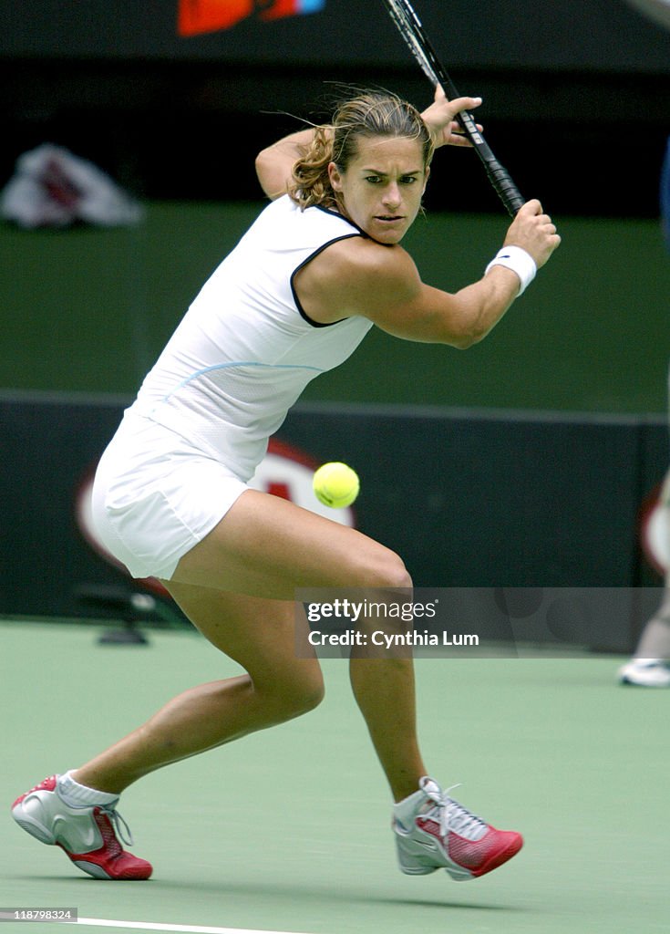 2004 Australian Open - Women's Singles - Round 4 - Amelie Mauresmo vs Alicia Molik