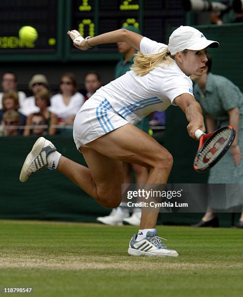 Justine Henin-Hardenne lunges for a shot during her lost game against Serena Williams, 6-3, 6-2