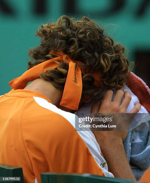 Gustavo Kuerten is stung by Albert Costa, who advanced to the quarterfinals of the 2002 French Open with his 6-4, 7-5, 6-4 win.