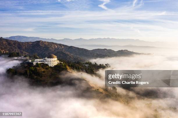 griffith park observatory aerial at sunrise with fog. - hollywood hills los angeles stockfoto's en -beelden