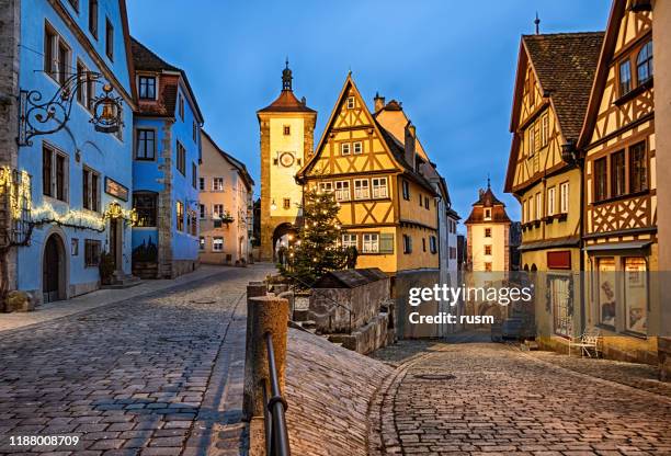 christmas night in rothenburg ob der tauber old town das plonlein, bavaria, germany - tauber stock pictures, royalty-free photos & images