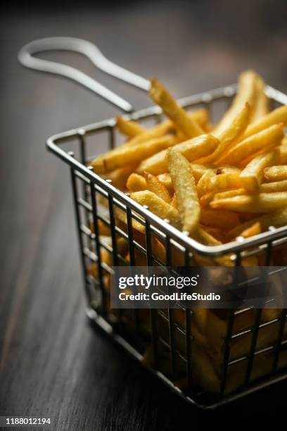 frites - culture belge photos et images de collection