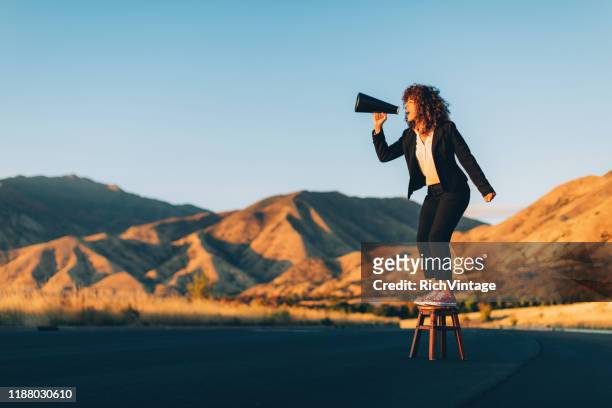 mujer de negocios gritando a través del megáfono - marketing fotografías e imágenes de stock