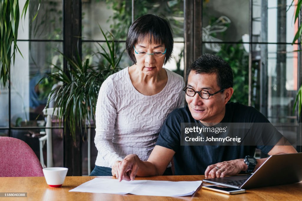 Volwassen man toont vrouw document en wijzend