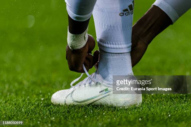 Móvil Temblar Dibuja una imagen Vinicius Junior of Real Madrid ties his Nike Mercurial Vapor 13 Elite...  News Photo - Getty Images