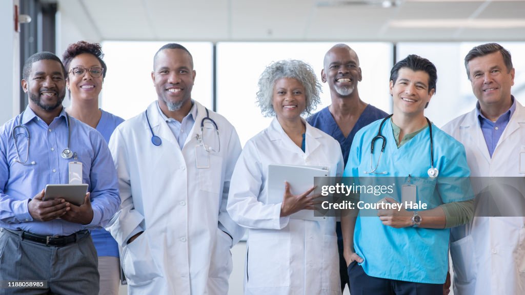 Diverso grupo de profesionales médicos sonriendo juntos