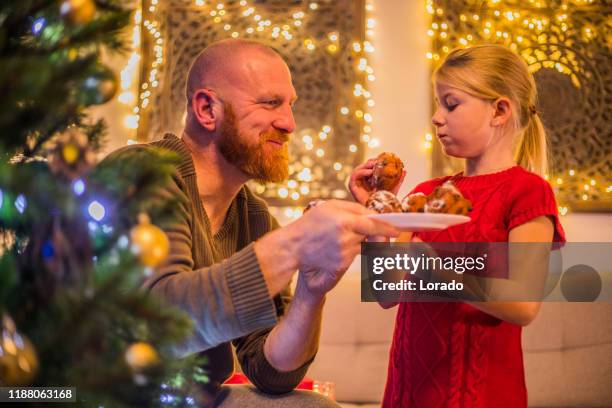 christmas oliebollen för far och dotter i xmas hem - oliebol bildbanksfoton och bilder