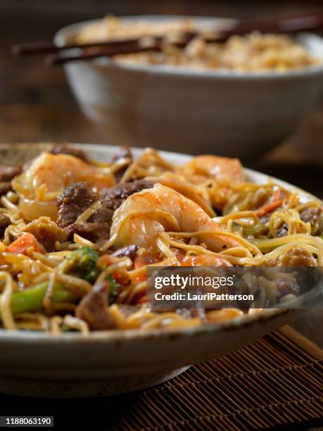 chow mein di gamberi e manzo - teriyaki foto e immagini stock