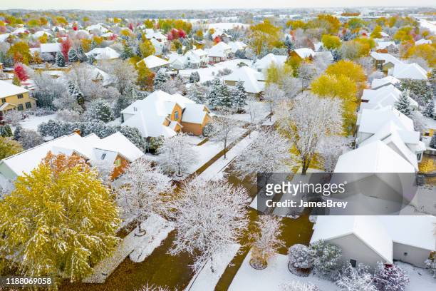 quartiere autunnale con neve, alberi in fiamme con colori autunnali - appleton foto e immagini stock