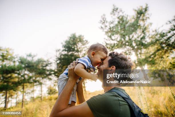 baby jongen met papa in de natuur - baby daily life stockfoto's en -beelden