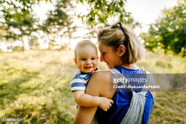 baby jongen met mama in de natuur - baby sommer stockfoto's en -beelden