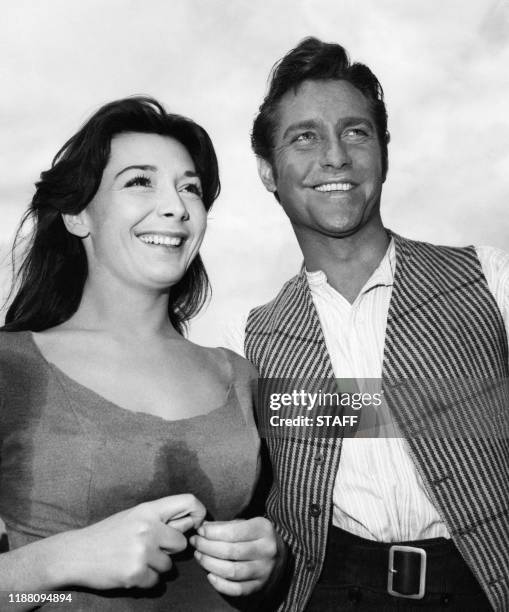 La chanteuse française Juliette Gréco et l'acteur britannique Richard Todd posent lors du tournage du film "La rivière des alligators" de Vincent...