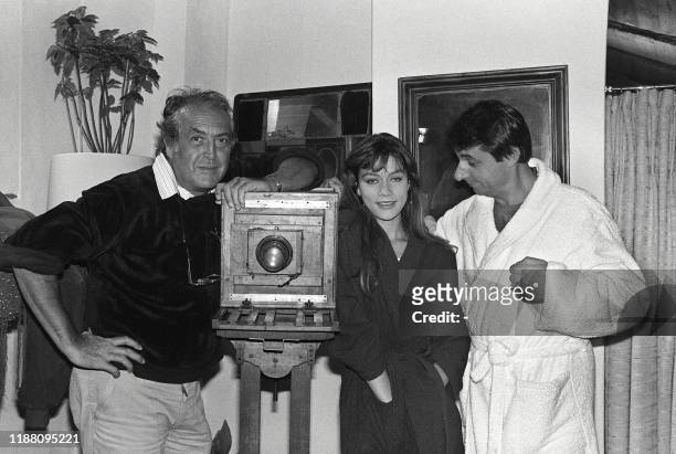 Le réalisateur français Georges Lautner est accompagné de l'actrice Eva Harling et de l'acteur Henri Guybet, lors du tournage de son film "Est-ce...