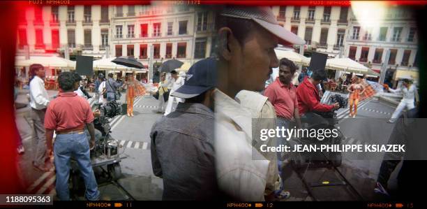 Des techniciens préparent le plateau, le 12 juillet 2004 dans une rue de Lyon, lors du tournage du film "Vadaa" du réalisateur indien Satish Kaushik....