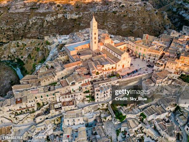 夕暮れ時のマテーラ大聖堂 - matera ストックフォトと画像