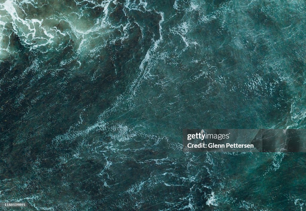 Abstract beeld van surfer in de Oceaan.
