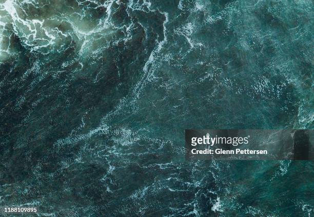abstract beeld van surfer in de oceaan. - natuur stockfoto's en -beelden