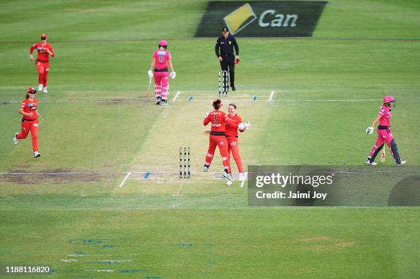 Lea Tahuhu and Josie Dooley of the Renegades celebrate after Lea Tahuhu takes the wicket of Alyssa Healy of the Sixers during the Women's Big Bash...