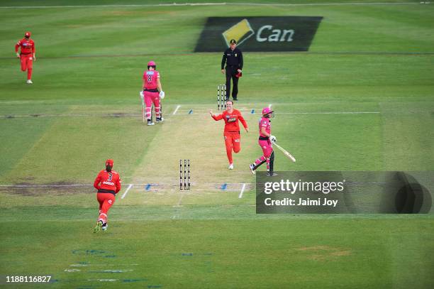 Lea Tahuhu of the Renegades celebrates after taking the wicket of Alyssa Healy of the Sixers during the Women's Big Bash League match between the...