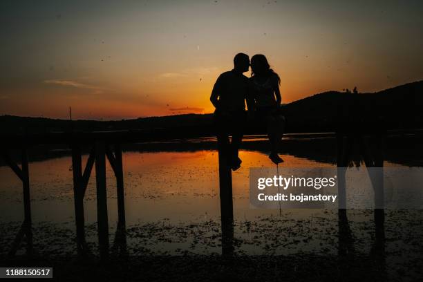 kiss at sunset - first kiss imagens e fotografias de stock