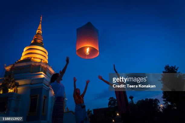 people floating lamp in yi peng festival at chiangmai thailand - yi peng stock-fotos und bilder