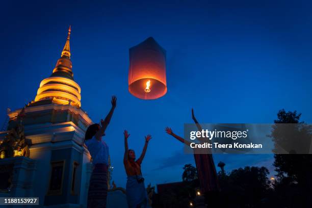 people floating lamp in yi peng festival at chiangmai thailand - loi krathong - fotografias e filmes do acervo