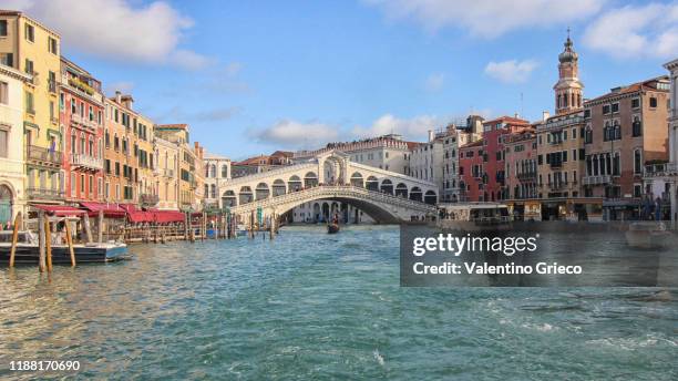 venice rialto bridge with gondola view from canal grande, ponte di rialto - rialto bridge stock-fotos und bilder