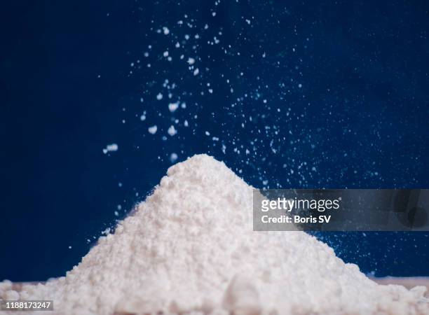 powdered sugar, imitation of snow - powdered sugar stock-fotos und bilder