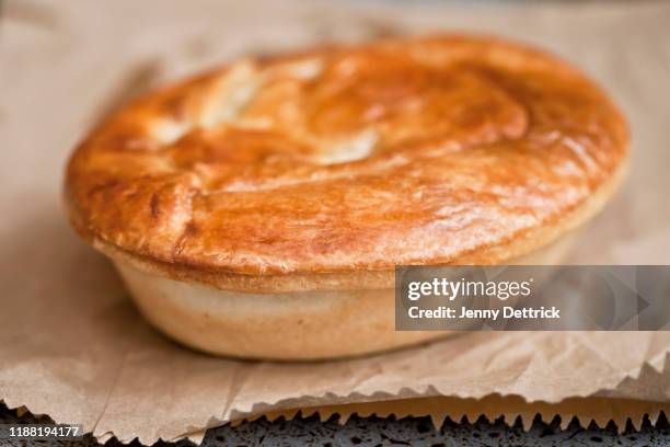 meat pie - pastetengericht stock-fotos und bilder