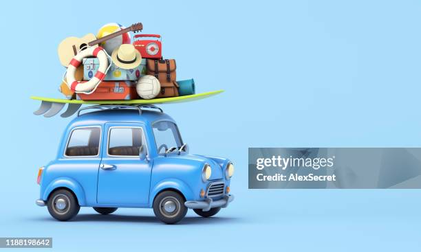 夏休みの準備ができて屋根の上に荷物を持つ青い車 - 自動車　cg ストックフォトと画像