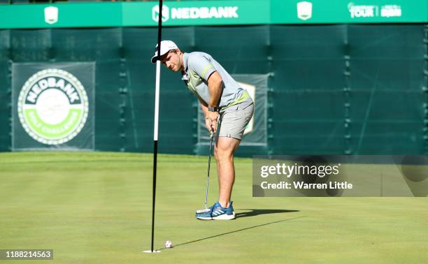 Finalists participate in Africa's Mini Major on the 18th green after the final round of the Nedbank Golf Challenge hosted by Gary Player at the Gary...