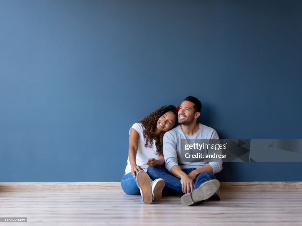 Glückliches Paar lächelnd in ihrem neuen Zuhause