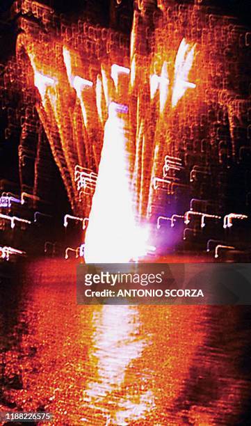 Fireworks light up the sky as the world's largest floating Christmas tree is seen in Rio de Janeiro, Brazil 01 December 2001. Fuegos artificiales...