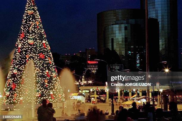 Guatemalans watche Christmas tree in Guatemala City, Guatemala, 16 December 2000. Guatemaltecos observan un arbol de navidad en Ciudad de Guatemala,...