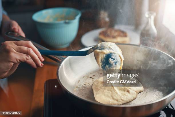 pannenkoeken bereiden met bosbessen in huishoudelijke keuken - pancakes stockfoto's en -beelden