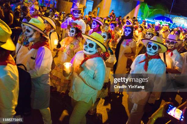 lokale deelnemers in de dag van de dood in merida, yucatan, mexico - dia de los muertos stockfoto's en -beelden