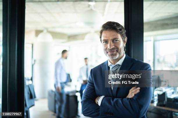 ritratto di un uomo d'affari fiducioso - office portrait uomo foto e immagini stock