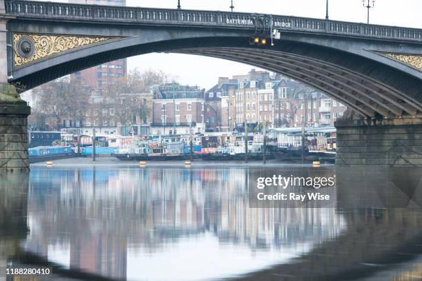misty sunrise at battersea bridge in london - battersea stock pictures, royalty-free photos & images