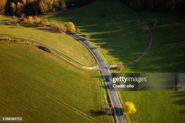 veduta aerea della strada di campagna e del paesaggio autunnale - incrocio stradale foto e immagini stock