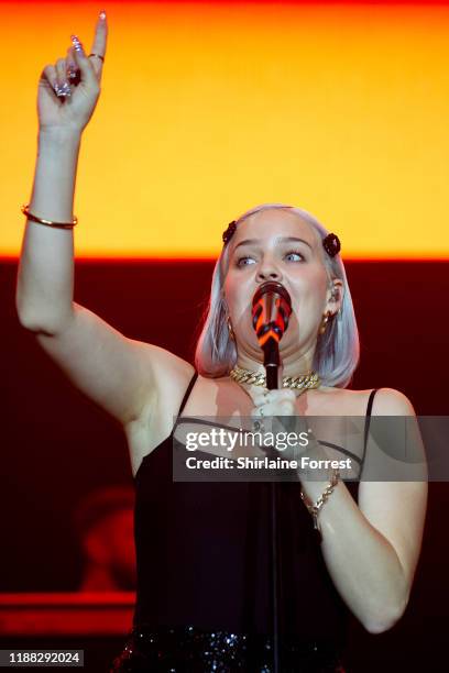 Anne-Marie performs at Hits Radio Live 2019 at Manchester Arena on November 17, 2019 in Manchester, England.