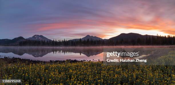 sparks lake at sunrise - bend oregon fotografías e imágenes de stock