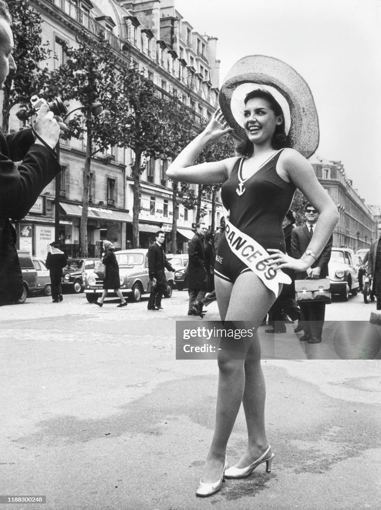 Fulllength image of Suzanne Angly, Miss France 1969, posing in a... News Photo Getty Images Fulllength image of Suzanne Angly, Miss France 1969, posing in a... News Photo Getty Images
