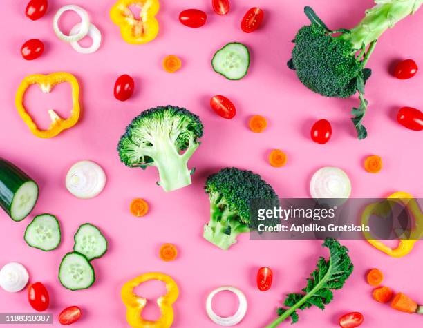 fresh vegetables isolated on white background. cucumber, carrot, pepper, onion and tomato. - carrots white background stockfoto's en -beelden