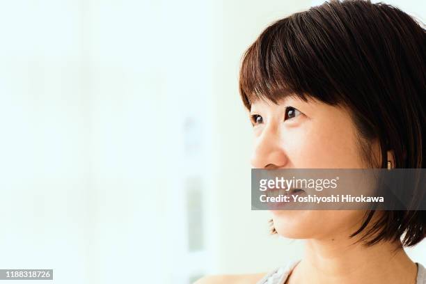 portrait of mature japanese woman in fitness studio - business frau profil kurze haare stock-fotos und bilder