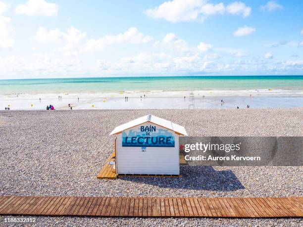 horário de verão com um "banho de palestra" cabana de praia em mers-les-bains perto de le treport em baie de somme, no norte da frança - somme - fotografias e filmes do acervo