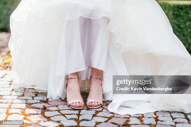 wedding shoes - weißes kleid stock-fotos und bilder