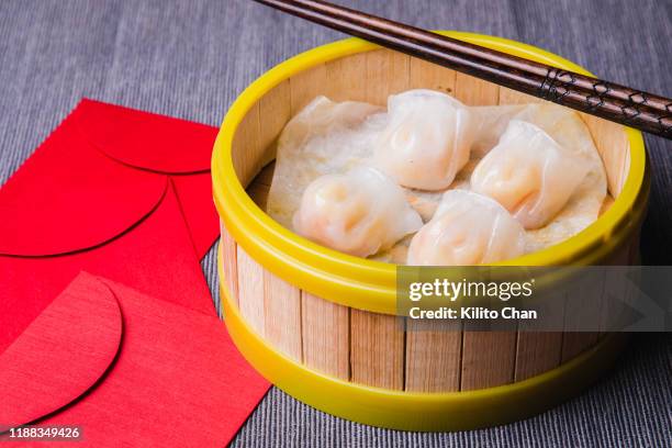 shrimp shumai on bamboo steam basket - gourmet gift basket fotografías e imágenes de stock