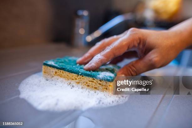 maison - vie quotidienne - ménage - spugna per le pulizie foto e immagini stock