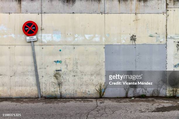 truck turning - street wall stock pictures, royalty-free photos & images